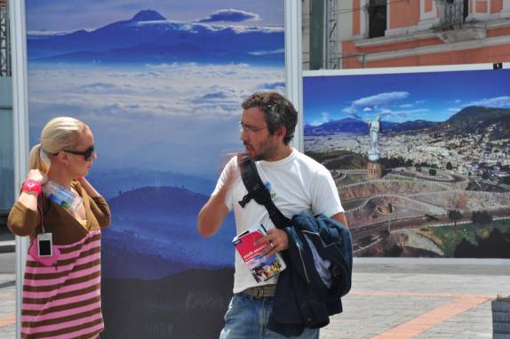 Com a Maria no centro de  Quito, no Equador. Ao fundo uma belíssima foto do Panecillo com o imponente Cotopaxi atrás